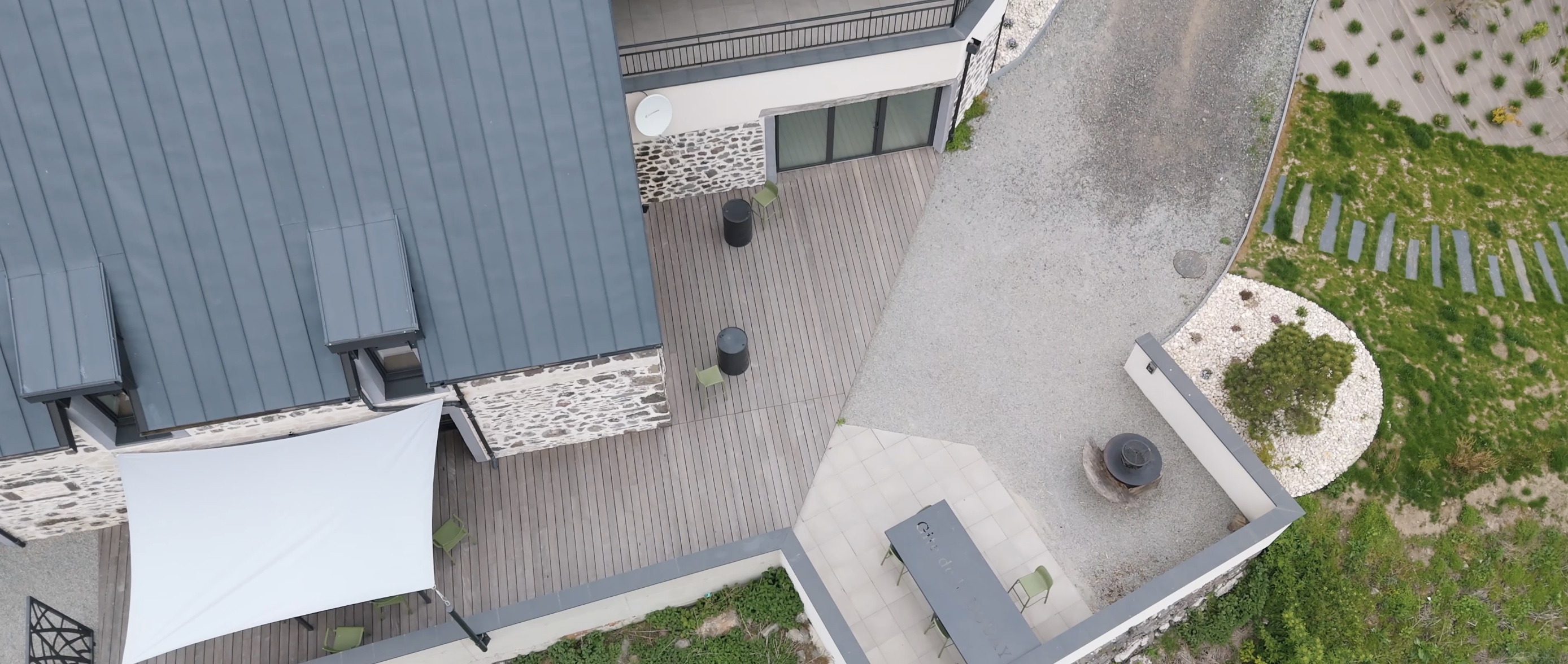 Vue aérienne d’un hébergement touristique et de sa terrasse